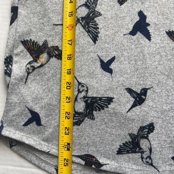 Absolutely Famous Med Gray Blue Hummingbird Print Thin Sweater Grandmacore - Picture 8 of 8